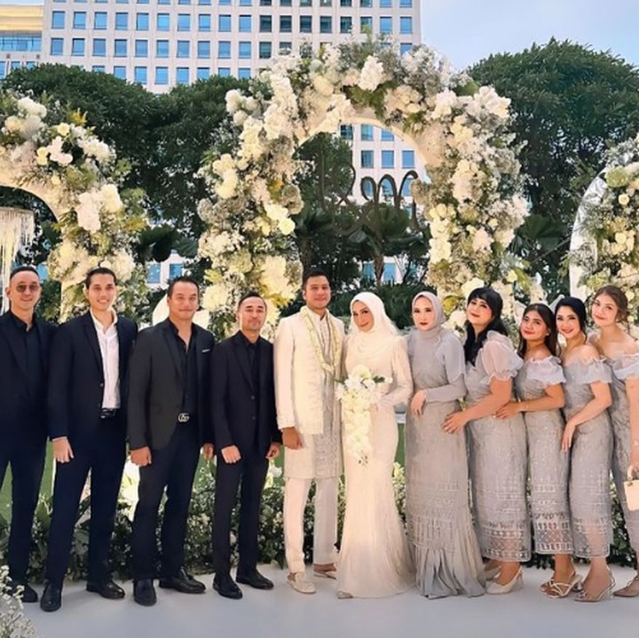 <p>Melihat dari Instagram Stories Melody, keduanya melaksanakan pernikahan dengan konsep outdoor yang estetik. Tempat pernikahan Melody dan sang suami didekorasi dengan bunga serba putih yang sangat cantik. (Foto: Instagram: @melodyprima)</p>