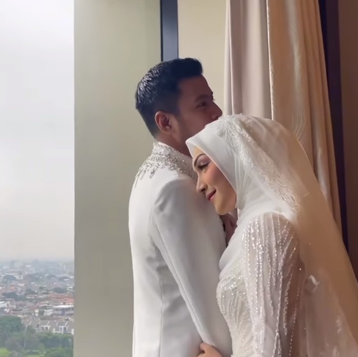 <p>Pernikahan ini digelar pada Sabtu, 25 Mei 2024 di Fairmont Jakarta. Keduanya terlihat berbahagia dengan balutan serba putih. (Foto: Instagram: @melodyprima)</p>