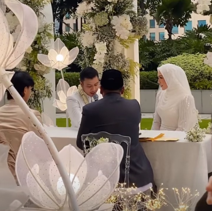 <p>Artis cantik Melody Prima resmi mengakhiri masa single parent-nya dan menikah dengan Ilham Akbar Prawira. Sebelumnya, Melody sempat merajut rumah tangga dengan Tommy Bagus dan dikaruniai seorang putra tampan. (Foto: Instagram: @melodyprima)</p>