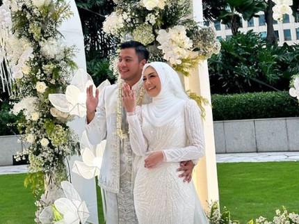 Akhiri Masa Single Parent, Intip 7 Potret Pernikahan Melody Prima Bernuansa Serba Putih