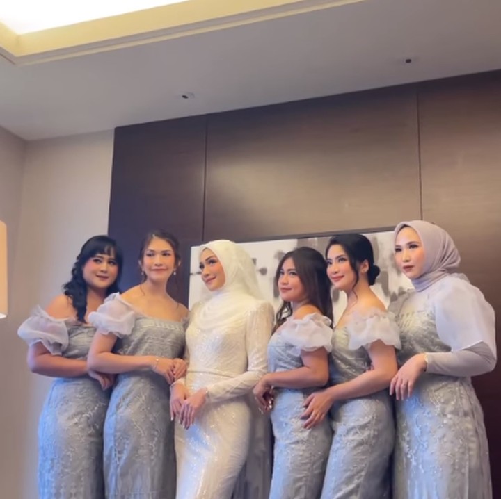 <p>Melody juga menyempatkan waktu untuk berpose dengan para teman dekat yang juga menjadi bridesmaid. Para sahabat juga terlihat cantik dengan dress warna abu-abu. (Foto: Instagram: @melodyprima)</p>