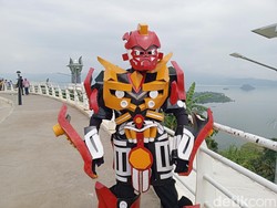 Kegigihan Robot Transformer Pemburu Cuan di Masjid Al Kamil Sumedang