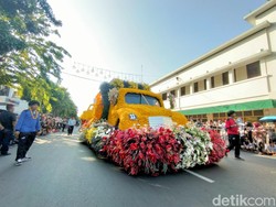 Semarak Surabaya Vaganza, Warga Kota Pahlawan Tumplek Blek di Jalanan