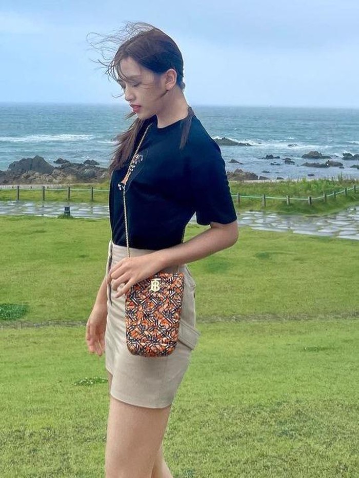 T-shirt polos jadi outfit paling nyaman dipakai saat cuaca panas. Yujin memadukannya dengan celana pendek high waist untuk memberi siluet pada tubuh, hingga terlihat lebih menawan./ foto: instagram.com/_yujin_an