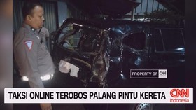 VIDEO: Taksi Online Terobos Palang Pintu Kereta, 1 Orang Tewas