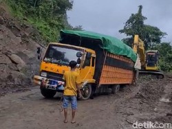 Material Longsor Dibersihkan, Poros Tompo Ladang Masih Macet gegara Truk Mogok