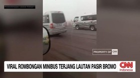 VIDEO: Viral Rombongan Minibus Terjang Lautan Pasir Bromo