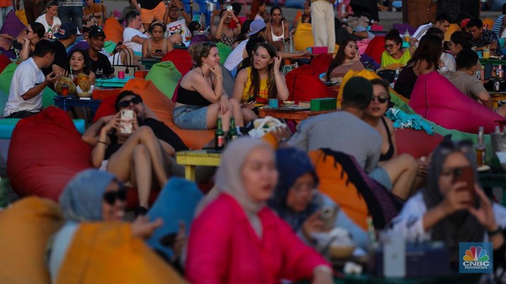 Wisatawan beraktivitas di Pantai Seminyak, Badung, Bali, Sabtu (25/5/2024). Pantai Seminyak di Pulau Bali merupakan pantai eksotis yang memanjakan wisatawan terutama saat libur nasional hingga cuti bersama dan kerap menjadi incaran para wisatawan. (CNBC Indonesia/Faisal Rahman)