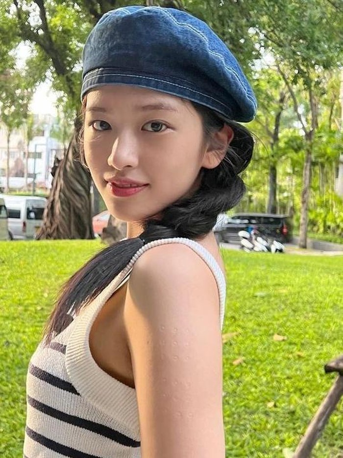 Yujin suka memakai tanktop di musim panas. Agar terlihat lebih fashionable, Yujin menata rambutnya dan mengenakan aksesoris rambut seperti topi beret denim yang membuat tampilannya terlihat girly./ foto: instagram.com/_yujin_an