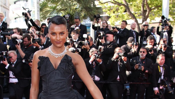 CANNES, FRANCE - MAY 25: Simone Ashley attends the Red Carpet of the closing ceremony at the 77th annual Cannes Film Festival at Palais des Festivals on May 25, 2024 in Cannes, France. (Photo by Daniele Venturelli/WireImage)