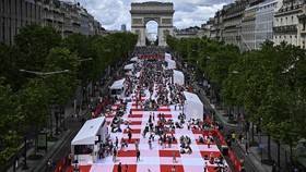 FOTO: Piknik Bareng, Ribuan Orang Penuhi Champs-Elysees