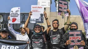FOTO: Aksi Wartawan Tolak Revisi UU Penyiaran di Jakarta