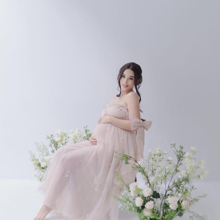 <p>Bunda, itulah potret Vanessa Iskandar yang tengah berbahagia menjalani kehamilan anak kedua. Semakin hari, ia semakin antusias dan tidak sabar untuk menyambut kelahiran Si Kecil. Semoga persalinannya nanti lancar ya. (Foto: Instagram @vanessaaiskandar).</p>