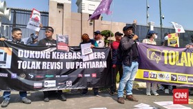 Jurnalis Demo Depan DPR Tolak RUU Penyiaran: Pers Akan Dipreteli