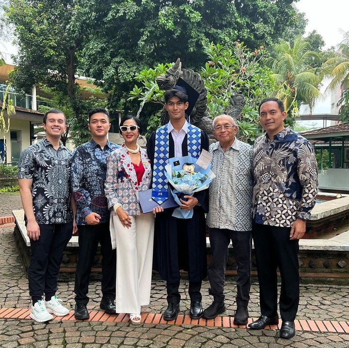 <p>"<em>Congrats to</em> Marco, Mbak.<em> All the very best for his future study</em>, ya," ungkap seorang netizen. "Selamat ya Marco, si ganteng kesayangan. Semoga selalu sukses ke depannya. Aminn YRA," papar netizen lainnya. (Foto: Instagram: @dps_diahpermatasari)</p>