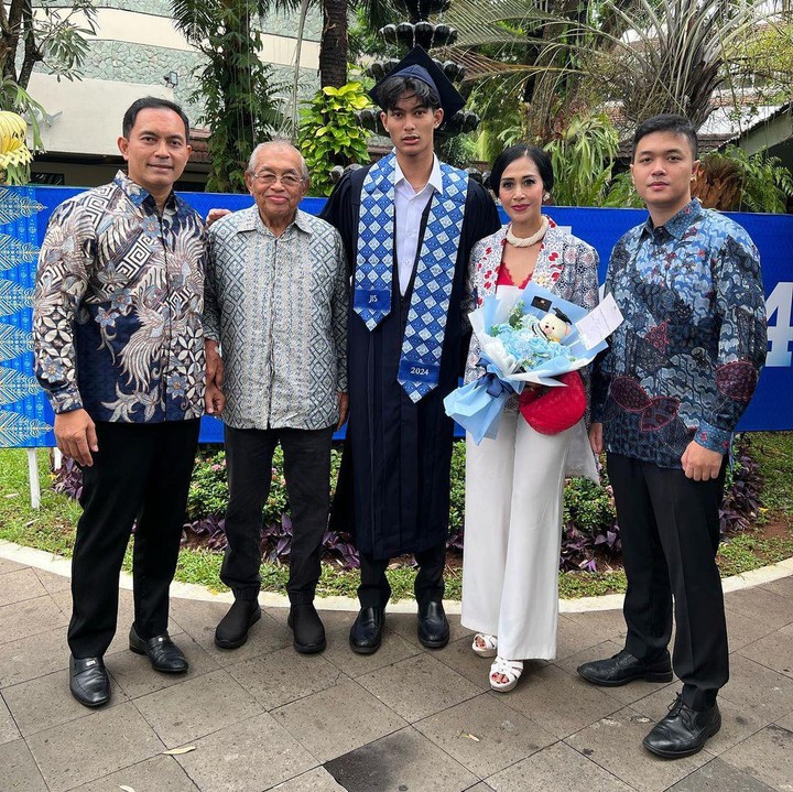 <p>"Hari wisuda Marco @jakartainterculturalschool. Selamat atas wisudamu, Nak. Hari ini adalah hari bersejarah. Papa & Mama, Kakak, sangat bahagia bisa bersamamu dalam momen ini, Alhamdulillah," tutur wanita 53 tahun ini. (Foto: Instagram: @dps_diahpermatasari)</p>