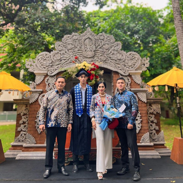 <p>Banyak netizen yang turut berbahagia mendengar kelulusan Marco nih, Bunda. Tidak sedikit yang mendoakan Marco agar selalu sukses dan dimudahkan dalam menempuh jenjang pendidikan berikutnya. (Foto: Instagram: @dps_diahpermatasari)</p>