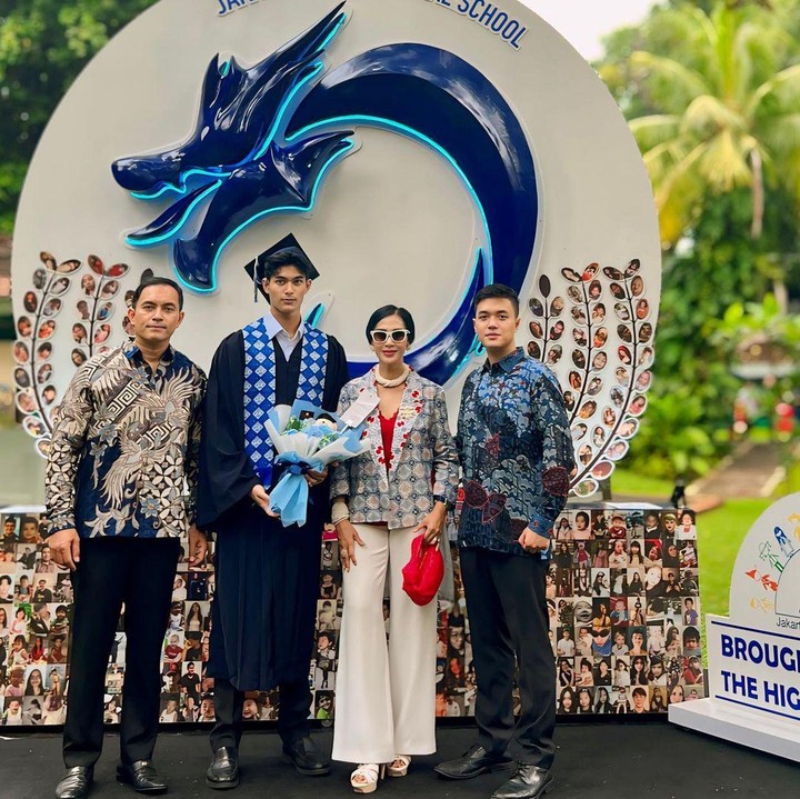 <p>Tidak hanya itu, Diah turut mengungkapkan harapannya untuk sang putra. Ia dan suami berdoa agar Marco selalu mendapatkan kesuksesan di masa depan. "Cinta, doa, dan berkah atas kesuksesanmu. Papa & Mama berharap semoga kehidupanmu di masa depan akan selalu sukses, indah, dan penuh warna. Harapan terbaik untukmu. Amin. <em>Proud of you, Love You</em> Marco," ujar Diah. (Foto: Instagram: @dps_diahpermatasari)</p>