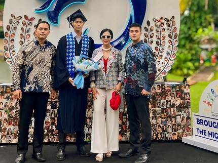 7 Potret Momen Diah Permatasari Dampingi Putra Bungsu yang Jago Basket Lulus SMA
