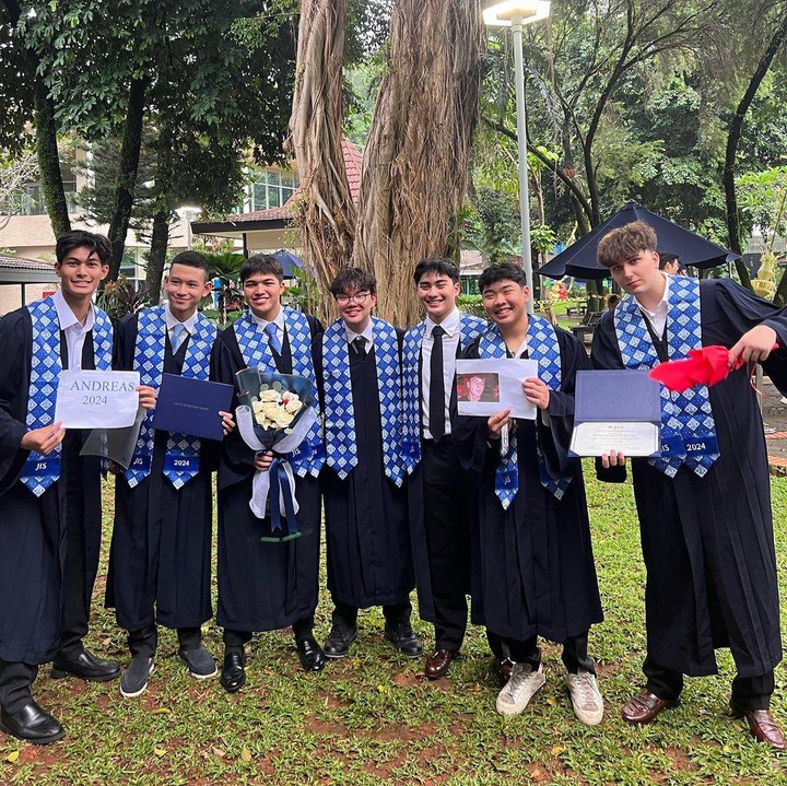 <p>Momen kelulusan Marco ini diunggah langsung oleh Diah pada laman Instagram-nya. Dalam keterangan, Diah pun mengungkap rasa bahagianya. (Foto: Instagram: @dps_diahpermatasari)</p>