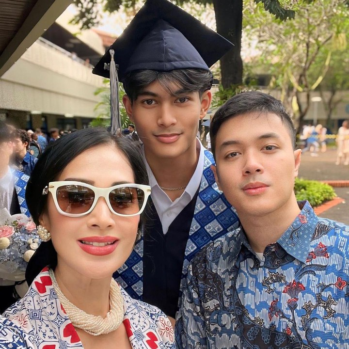 <p>Rasa bahagia tengah menyelimuti artis cantik Diah Permatasari, Bunda. Bukan tanpa alasan, sang putra bungsu, Marco, baru saja lulus dari SMA. (Foto: Instagram: @dps_diahpermatasari)</p>