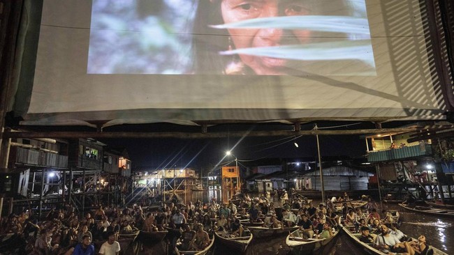 FOTO: Menikmati Hutan Tropis Lewat Festival Film Terapung di Peru