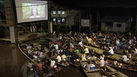 FOTO: Menikmati Hutan Tropis Lewat Festival Film Terapung di Peru