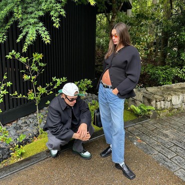 Cerita Hailey Bieber Stres Sembunyikan Kehamilan