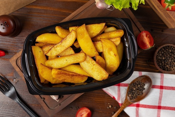 kentang yang dipanaskan ulang dapat mengubah struktur patinya, yang bisa menyebabkan pembentukan senyawa beracun yang disebut solanin. Solanin dengan rasa pahit ini bisa menyebabkan mual, muntah, dan masalah pencernaan lainnya.