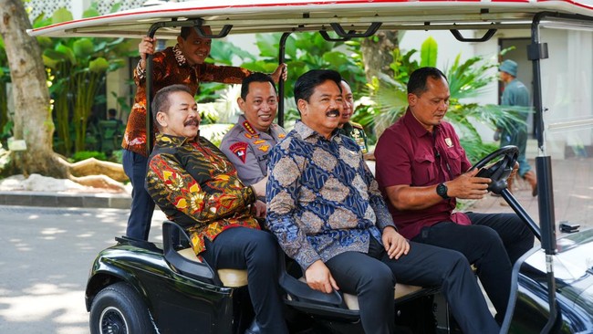 Menko Polhukam Hadi Tjahjanto mengatakan Kapolri dan Jaksa Agung berfoto bersama dan bergandengan usai acara di Istana Negara.