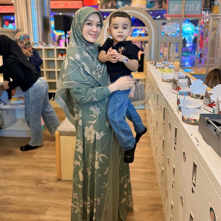 <p>Lyra Virna juga membagikan potret saat menggendong Hamzah nih. Ia begitu senang karena momen silaturahmi ini dapat terwujud. "<em>Alhamdulillahh</em> hari ini bisa silaturahmi lengkap Umi Daddy, Abi Umi Ucinya Abang Eizel dan kakak Eisha dan adik-adiknya Khaleed dan Hamzah. <em>Alhamdulillah ala kulli haal,</em>" tulis Lyra Virna dalam keterangan fotonya (Foto: Instagram @lyravirna @fadlanmuhammad)</p>