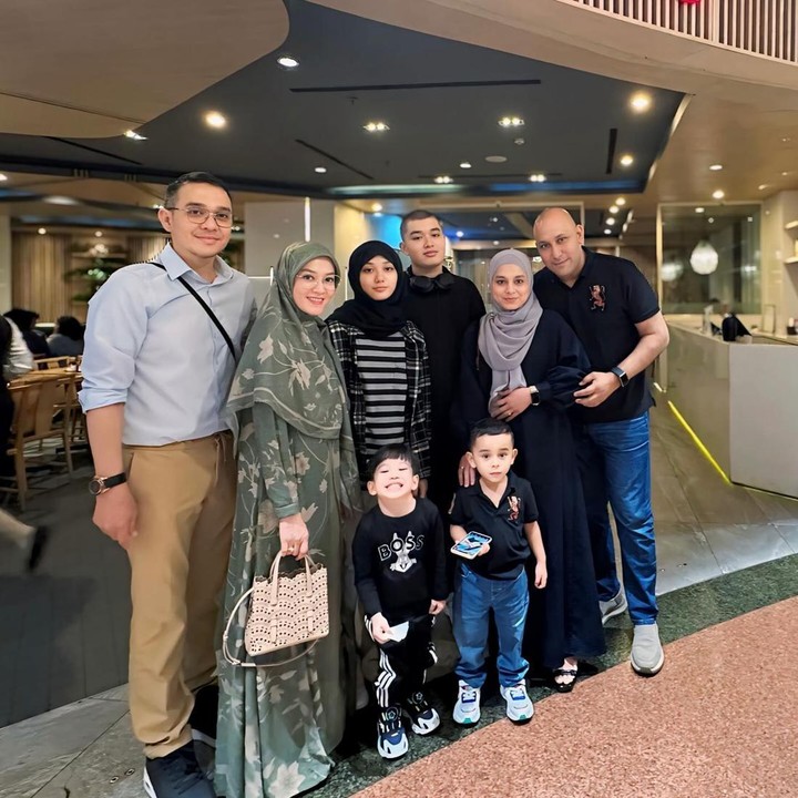 <p>Dalam pertemuan ini, baik Lyra Virna atau Eric terlihat kompak. Sebelum bercerai, keduanya memang telah dikaruniai dua anak, yakni Queizal Mirosavir dan Queisha Nahla. (Foto: Instagram @lyravirna @fadlanmuhammad)</p>