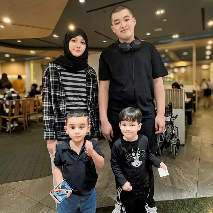 <p>Hubungan yang akrab dan kompak juga terjalin antara anak Queizal dan Queisha dengan putra Lyra Virna dan Fadlan, Khaleed, serta putra Eric dan Uci yaitu Hamzah. Lyra Virna membagikan potret kebersamaan putra dan putrinya ini di media sosial. (Foto: Instagram @lyravirna @fadlanmuhammad)</p>