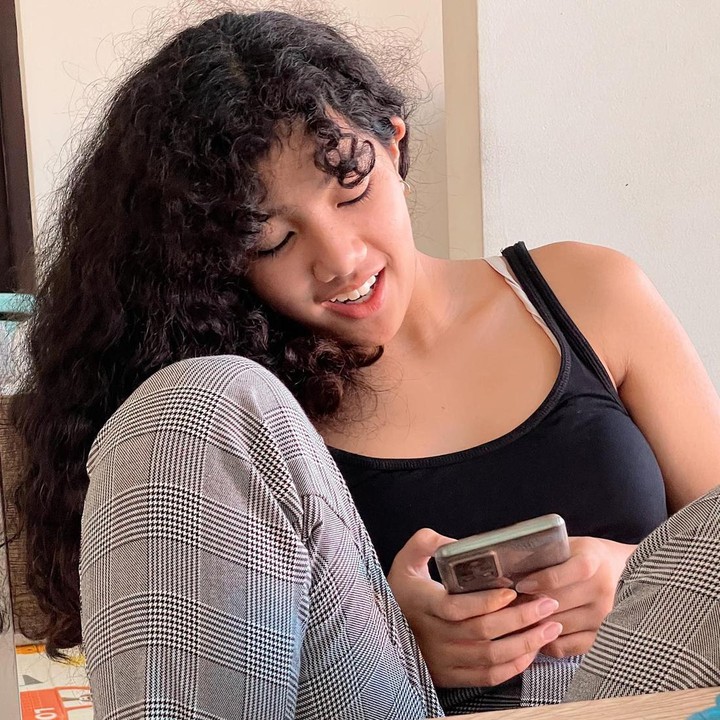 <p>Leticia mewarisi paras cantik dari sang Bunda, nih. Tak hanya itu, daya tariknya terdapat pada rambut panjangnya yang keriting dan berwarna hitam. (Foto: Instagram @itssheilamj)</p>