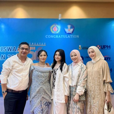 7 Momen Wisuda Shakiena Anak Pasha Ungu, Okie Agustina & Adelia Wilhelmina Kompak