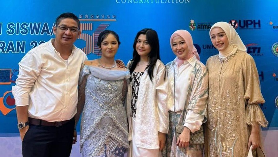 Pasha Ungu, Okie Agustina, dan Adelia, hadiri wisuda anak.