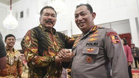 Isu Tegang Kejagung-Polri, Jaksa Agung Foto Salaman dengan Kapolri