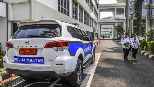 Bukan Darurat, Biasa Saja Kepala PCO Hasan Nasbi menjelaskan pengerahan TNI untuk menjaga kantor kejaksaan sebagai kerja sama antarlembaga, bukan kondisi darurat.