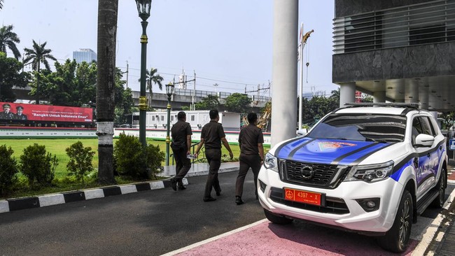 Kejagung Klaim Tak Ada Masalah dengan Polri Usai TNI Jaga Kejaksaan Jaksa Agung Muda Febrie Adriansyah menegaskan hubungan Kejaksaan dengan Polri baik, meski ada kerja sama baru dengan TNI untuk pengamanan.
