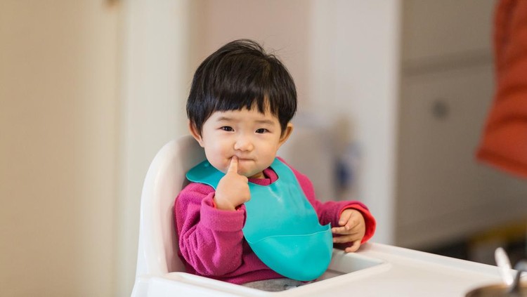 Perkembangan Normal Bayi 6 bulan, Mulai Merangkak hingga Belajar Berdiri Tegak