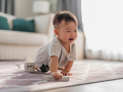 9 Cara Stimulasi agar Bayi Cepat Duduk dan Merangkak