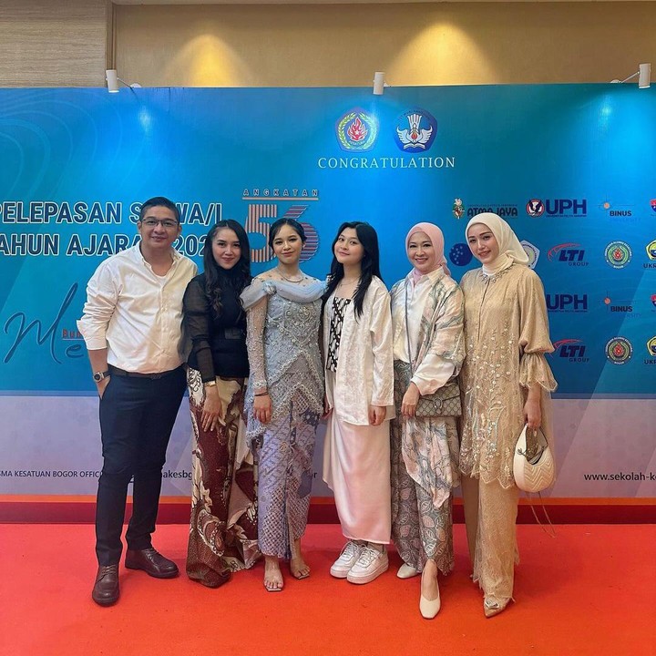 <p>Keluarga besar Shakiena pun hadir di acara kelulusan dan mendampinginya. Tidak hanya sang Bunda, Okie Agustina, terlihat pula sang Bunda sambung, Adelia Pasha. (Foto: Instagram: @okieagustina_)</p>