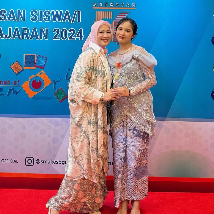 <p>Dalam unggahan yang sama, Okie turut mengucapkan rasa syukur atas kelulusan sang putri. Ia pun berharap agar Shakiena dapat bersiap-siap untuk melanjutkan ke jenjang pendidikan berikutnya. (Foto: Instagram: @okieagustina_)</p>