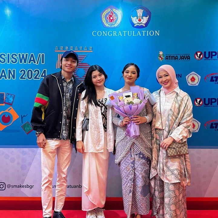 <p>"<em>Alhamdulillah</em>, anak gadis aku sudah lulus SMA. Siap buat melanjutkan ke jenjang kuliat. Bentar lagi bakalan LDR-an sama Bundanya ini. Semoga kamu bisa mewujudkan semua yang kamu cita-citakan, ya," ujar Okie. (Foto: Instagram: @okieagustina_)</p>