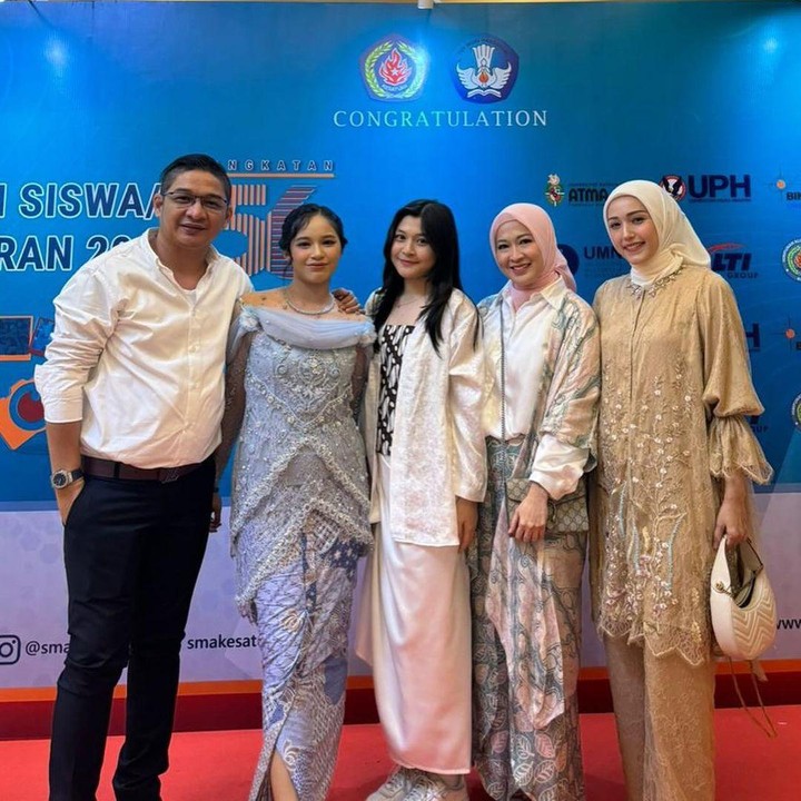 <p>Okie Agustina tampil cantik mengenakan pakaian batik bernuansa merah muda dan ungu. Sementara itu, Adelia mengenakan one set warna gold dan kerudung krem. (Foto: Instagram: @pashaungu_vm)</p>