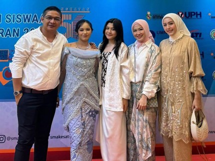 7 Potret Kelulusan Shakiena Azalea Putri Pasha Ungu, Okie Agustina & Adelia Kompak Hadir