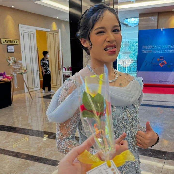 <p>"<em>Happy graduation princess @shakiena.azalea</em>. Pokoknya semangat terus ya. Lanjut kuliah lagi ya. Cepat banget gedenya anak-anak gadia Ayah," tutur Adelia. (Foto: Instagram: @okieagustina_)</p>