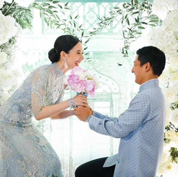 <p>Banyak netizen yang menyebut pertunangan Rio dan Athina adalah Hari Patah Hati Nasional lainnya. Meski begitu, tidak sedikit dari mereka yang mendoakan kebahagiaan keduanya. "Hari patah hati Indonesia part sekian. But congrast, semoga jadi keluarga yang <em>sakinah mawaddah waahmah</em>," ungkap seorang netizen. "Hari patah hati nasional Pak," ujar netizen lainnya dengan emotikon menangis. (Foto: Instagram: @sandiuno)</p>
