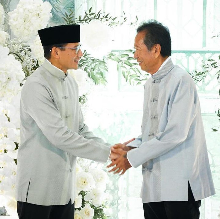 <p>"Dengan penuh rasa bahagia, saya ucapkan selamat atas acara lamaran keponakan saya tercinta, Athuna dan <em>@rharyantoracing</em>. <em>Alhamdulillah</em>, hari ini saya mewakili keluarga besar Athina mengucapkan terima kasih atas kedatangan keluarga besar dari Rio," ujar Sandiaga Uno. (Foto: Instagram: @sandiuno)</p>