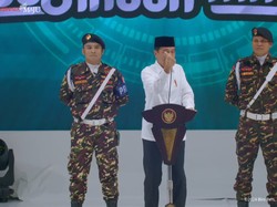 Momen Jokowi Tiru Gaya Love Sign Pengurus GP Ansor